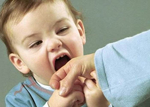 صورة: كيفية التعامل مع الضرب والعض وعدوانية الطفل