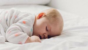 صورة: متي يمكن للأطفال النوم على البطن بأمان ؟