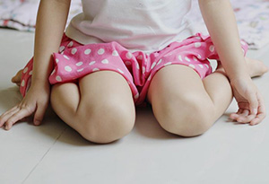 صورة: أضرار وضعية W لجلوس الأطفال و كيفية تعديلها