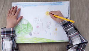 صورة: علاقة الرسم بتطوير تفكير الطفل