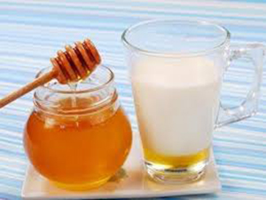 صورة: وصفة الحليب وعسل النحل لزيادة الوزن