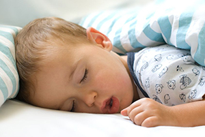 صورة: أعراض وعلاج انقطاع النفس النومي لدى الأطفال