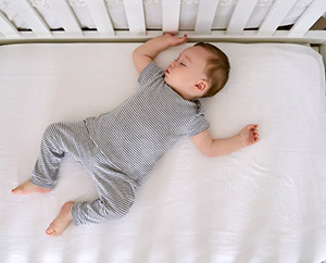 صورة: كيفية جعل الطفل ينام وحده