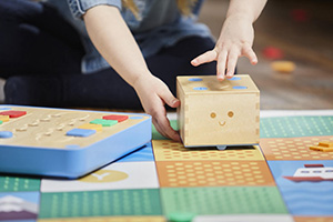 صورة: الروبوت الخشبي لتعليم الأطفال البرمجة