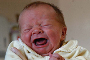 صورة: كيف يمكنني إيقاف بكاء الطفل الرضيع