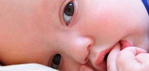 صورة: طرق تنظيف لسان الطفل الرضيع