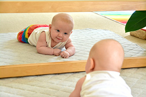 فوائد استخدام المرايا للاطفال وسر تعلقهم بها صورة: فوائد استخدام المرايا للاطفال وسر تعلقهم بها