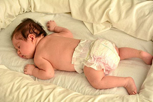 صورة: هل من الآمن ان تدع طفلك الرضيع ينام على بطنه