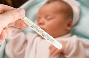 صورة: اسباب وعلاج ارتفاع حرارة أطراف الرضيع