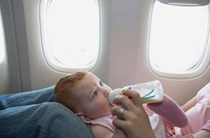 صورة: أدوات السفر التي يحتاجها الرضيع مدعمة بالسعر