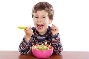 صورة: كيفية تعويد الطفل على اختيار الغذاء الصحي