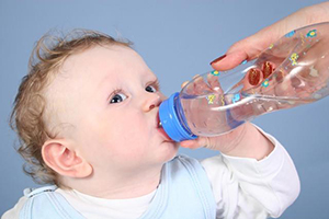 صورة: الاحتياج اليومي من الماء و السوائل للطفل حسب العمر