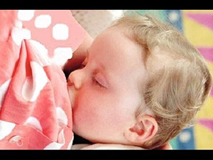 صورة: كيفية إرضاع الطفل حديث الولادة
