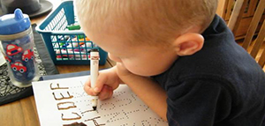 صورة: كيفية تعليم الطفل الامساك بالقلم