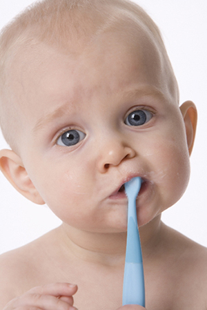 صورة: فوائد صحية للعناية بنظافة أسنان طفلك