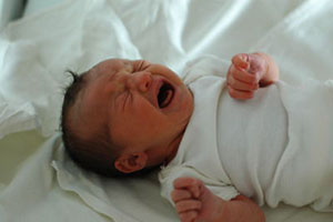 صورة: اسباب بكاء الطفل الرضيع حديث الولادة