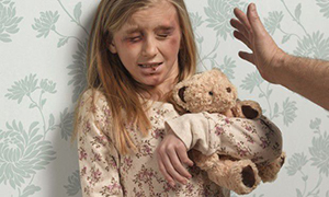 صورة: طرق تكشف اذا كان الطفل يتعرض للعنف الجسدي أو النفسي