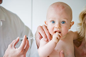 صورة: تطعيم الاطفال و ارتفاع درجة الحرارة