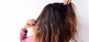 صورة: خلطات لترطيب الشعر الجاف: زيوت، بيض، زبادي، وموز