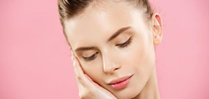 البشرة الناعمة و العوامل التي تفقد البشرة نعومتها وتسبب لها الجفاف صورة: البشرة الناعمة و العوامل التي تفقد البشرة نعومتها وتسبب لها الجفاف