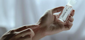 كيفية استخدام زيت الليمون للبشرة و زيت الليمون لحماية البشرة من أشعة الشمس صورة: كيفية استخدام زيت الليمون للبشرة و زيت الليمون لحماية البشرة من أشعة الشمس