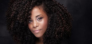 صورة: غسل الشعر الإفريقي و الترطيب العميق و التسريحات البسيطة وتجنب غسل الشعر باستمرار