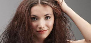 عدم احتفاظ الشعر بالرطوبة و فروة الرأس الجافة صورة: عدم احتفاظ الشعر بالرطوبة و فروة الرأس الجافة