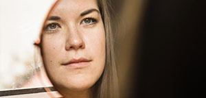 استخدام المقص و ماكينة حلاقة شعر الأنف صورة: استخدام المقص و ماكينة حلاقة شعر الأنف