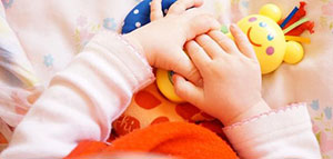 صورة: متى يبدأ الطفل بإمساك الأشياء و مراحل تعلم الطفل لإمساك الأشياء