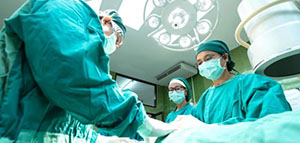 صورة: جراحة البطن بالمنظار و جراحة البطن المفتوحة
