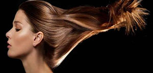 صورة: استخدام زيت الخروع و تدليك فروة رأسك