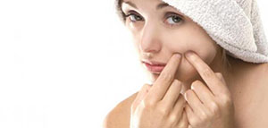 صورة: طرق طبية لإخفاء حبوب الوجه و طرق طبيعية لإخفاء حبوب الوجه