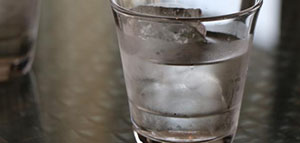 صورة: الماء البارد و عصير الخضروات و عصير الألوفيرا