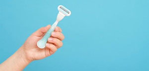 صورة: إزالة الشعر بالحلاقة و كريم نزع الشعر