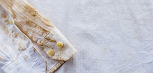 صورة: إزالة الصدأ من الملابس البيضاء باستخدام الخل الأبيض والملح