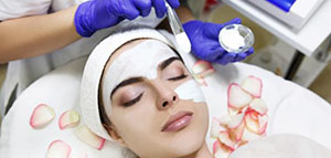 ماسك ماء الورد والحليب والعسل لترطيب البشرة صورة: ماسك ماء الورد والحليب والعسل لترطيب البشرة