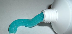 علاج البثور و تنظيف البشرة و تحذير عند استخدام معجون الأسنان صورة: علاج البثور و تنظيف البشرة و تحذير عند استخدام معجون الأسنان