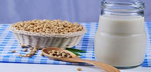 هل حليب الصويا مفيد للنساء فعلا و هل توجد فوائد أخرى لحليب الصويا صورة: هل حليب الصويا مفيد للنساء فعلا و هل توجد فوائد أخرى لحليب الصويا