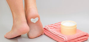 صورة: تشقق القدمين و أسباب تشقق وجفاف القدمين