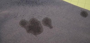 صورة: طرق إزالة الزيت من الملابس