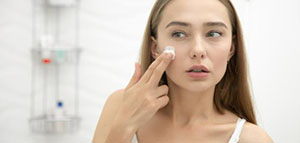 صورة: خلطة بياض البيض و خلطة لبن الزبادي و دقيق الشوفان