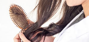 القشرة وتساقط الشعر و منع تساقط الشعر المتعلق بالقشرة صورة: القشرة وتساقط الشعر و منع تساقط الشعر المتعلق بالقشرة