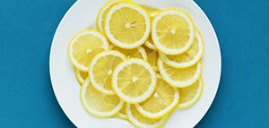 صورة: التقشير الكيميائي و وصفة عصير الليمون