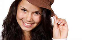 صورة: ممارسة تمارين الوجه و قرص الخدين و تناول الأطعمة الصحية