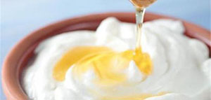 صورة: الخلطات الطبيعية و فوائد الزبادي مع العسل