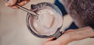 صورة: صبغ الشعر و طريقة خلط الوان صبغات الشعر