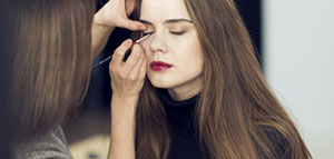 رسم العين بالكحل السائل و رسم العين بقلم الكحل مع تطبيق الرموش صورة: رسم العين بالكحل السائل و رسم العين بقلم الكحل مع تطبيق الرموش