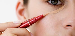 صورة: الهالات السوداء و إخفاء الهالات السوداء بالمكياج