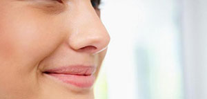 صورة: اتباع نظام غذائي صحي و ممارسة تمارين الوجه