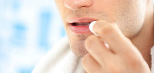 عدم شرب الماء و لعق الشفاه وتقشيرها و تناول بعض الأدوية صورة: عدم شرب الماء و لعق الشفاه وتقشيرها و تناول بعض الأدوية